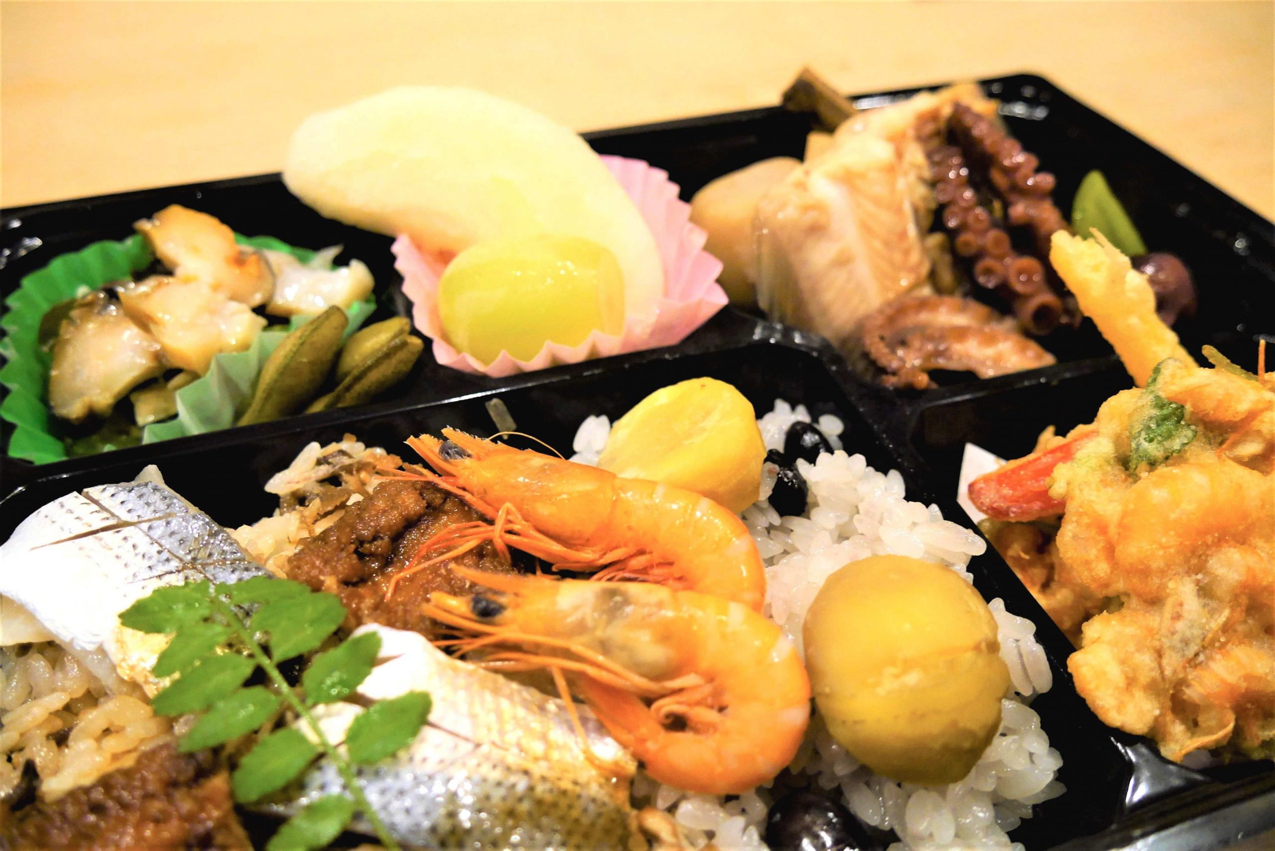 エビやかき揚げなどたくさんおかずの入ったお弁当