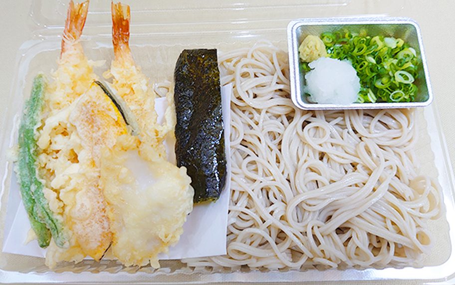 揚げたての天ぷらとゆでたてのおそばが美味しそうな天ざるそば