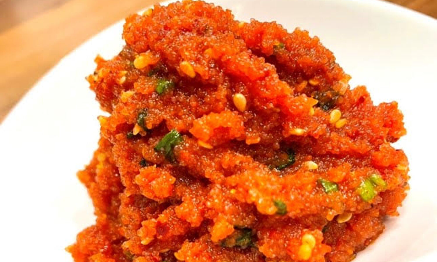 土鍋おくえのお皿にたくさん盛られた明太キムチ